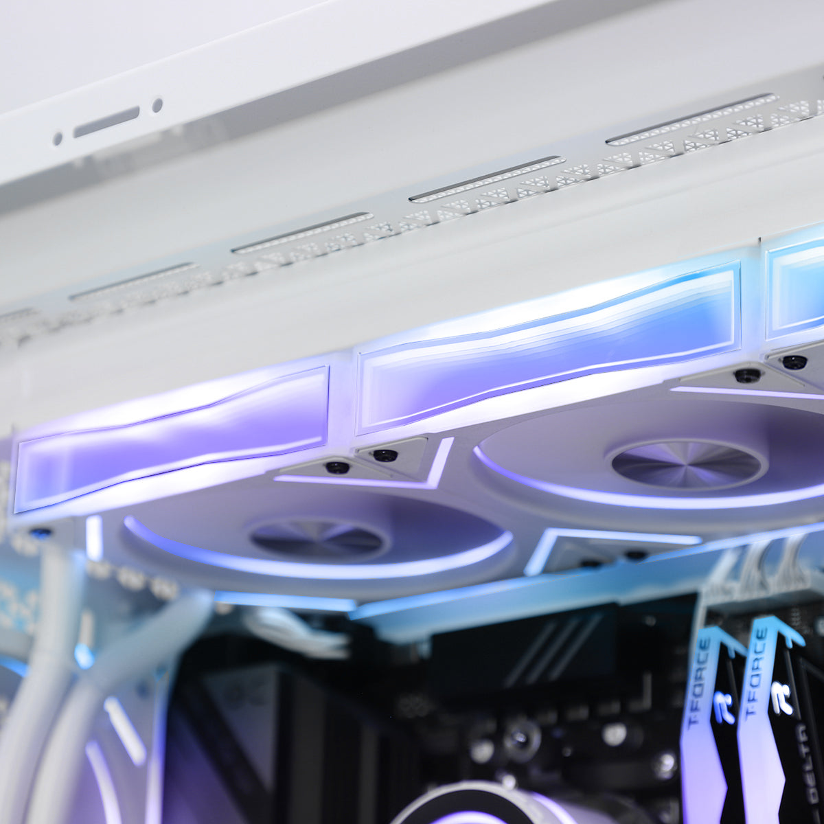 Vengeance RTX 5070 Ti Ryzen 7 9800X3D Gaming PC - Vyral