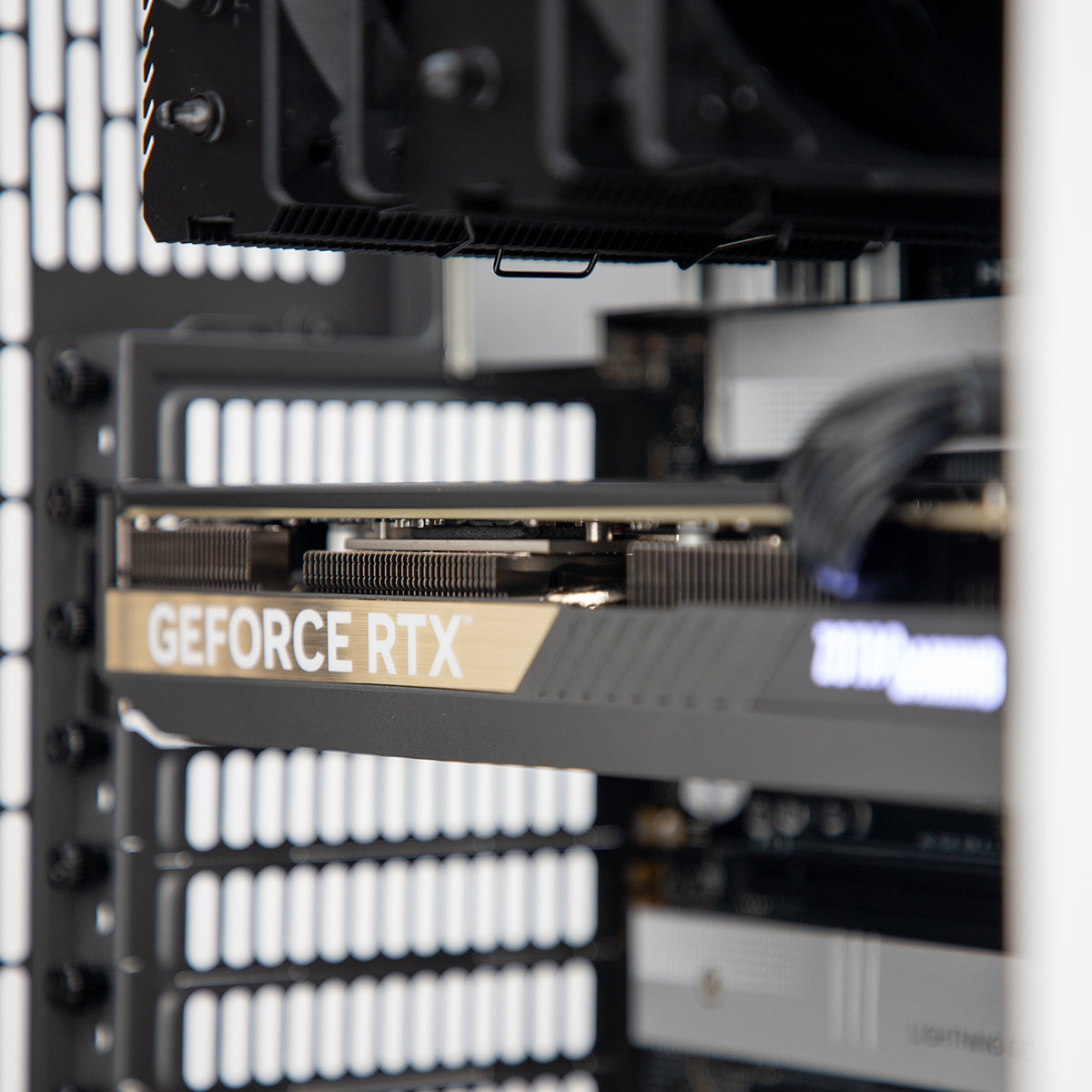 Ginkgo LUX RTX 5090 Core Ultra 9 285K Gaming PC - MONO