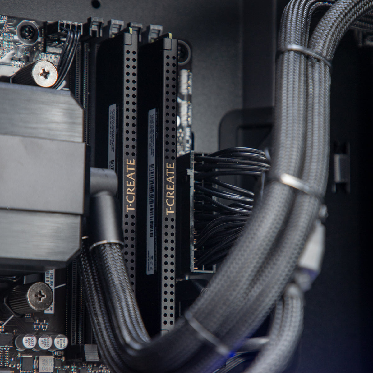 Chinkapin SWIFT PRO RTX 5070 Ryzen 7 7800X3D Gaming PC - BLACK