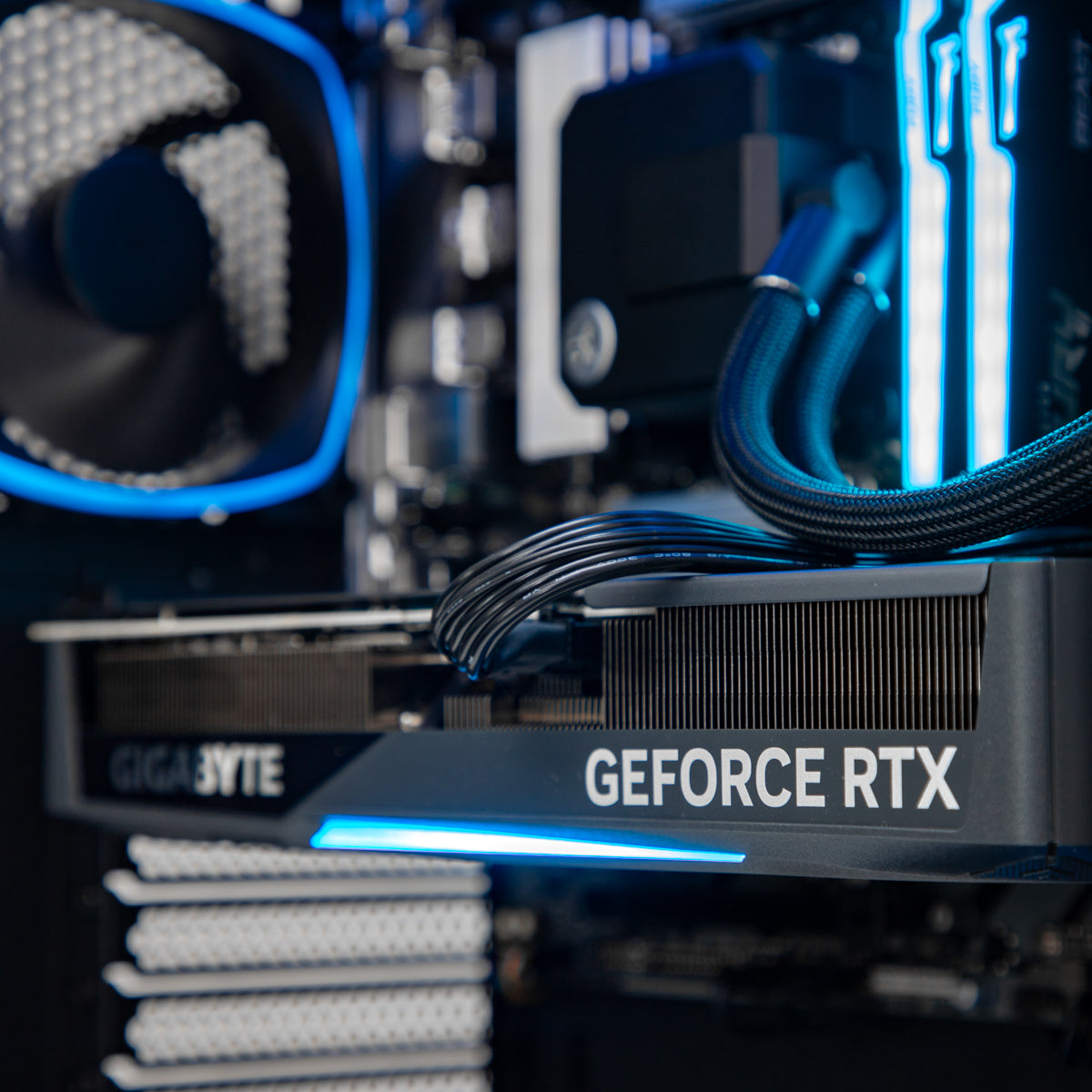 Striker AMP RTX 5070 Ti Core Ultra 7 265F Gaming PC