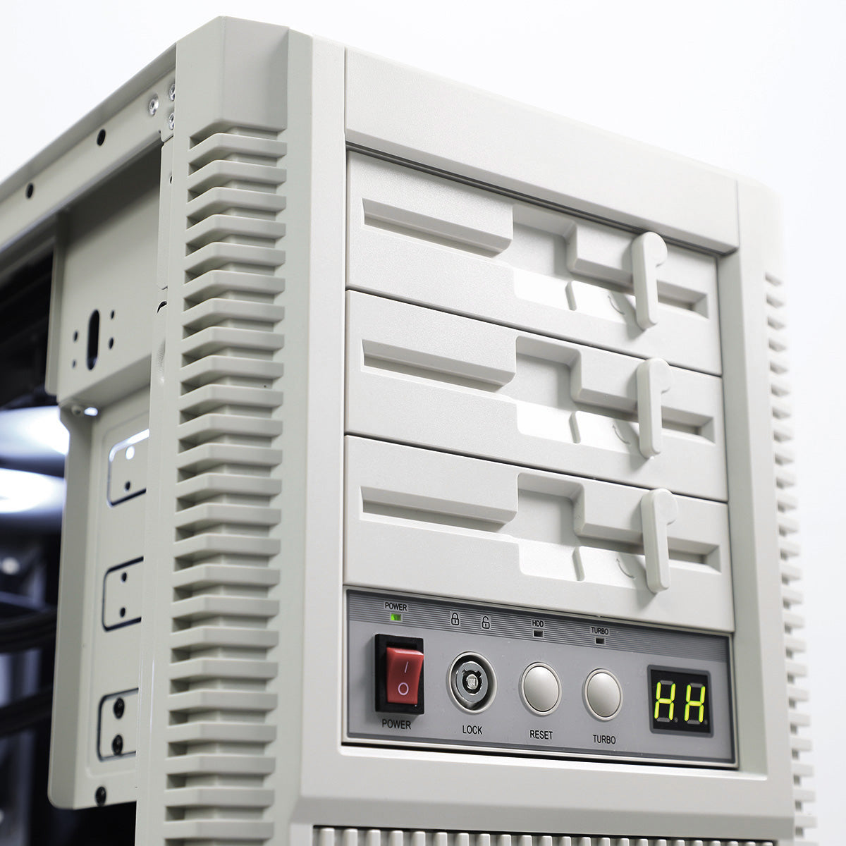 Retro98 RTX 5070 Ti Ryzen 7 9800X3D Gaming PC