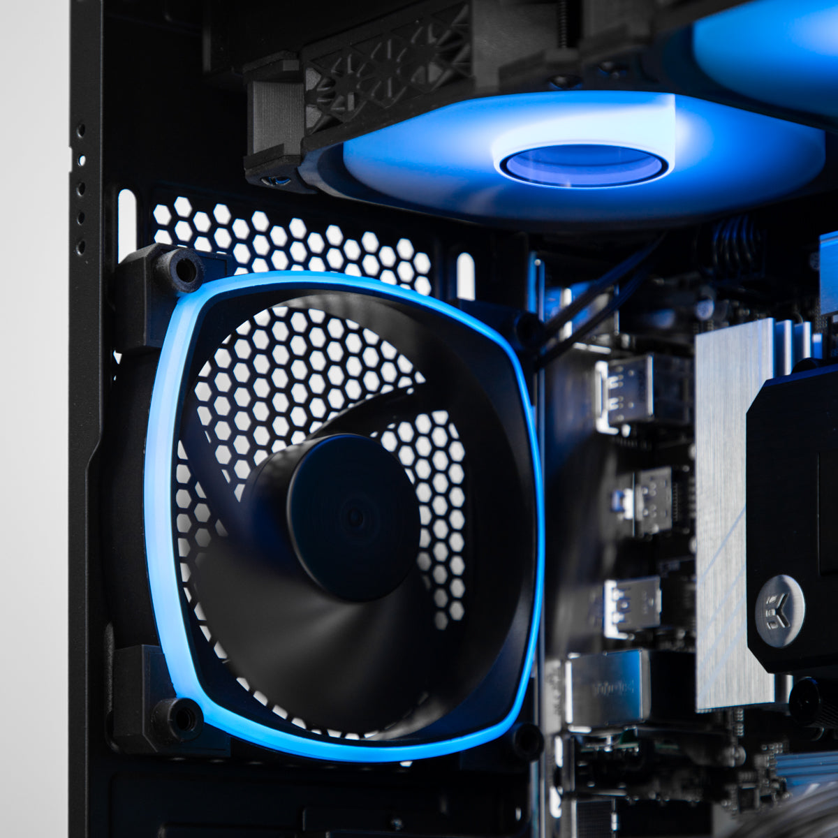 Striker AMP RTX 5070 Ti Core Ultra 7 265F Gaming PC