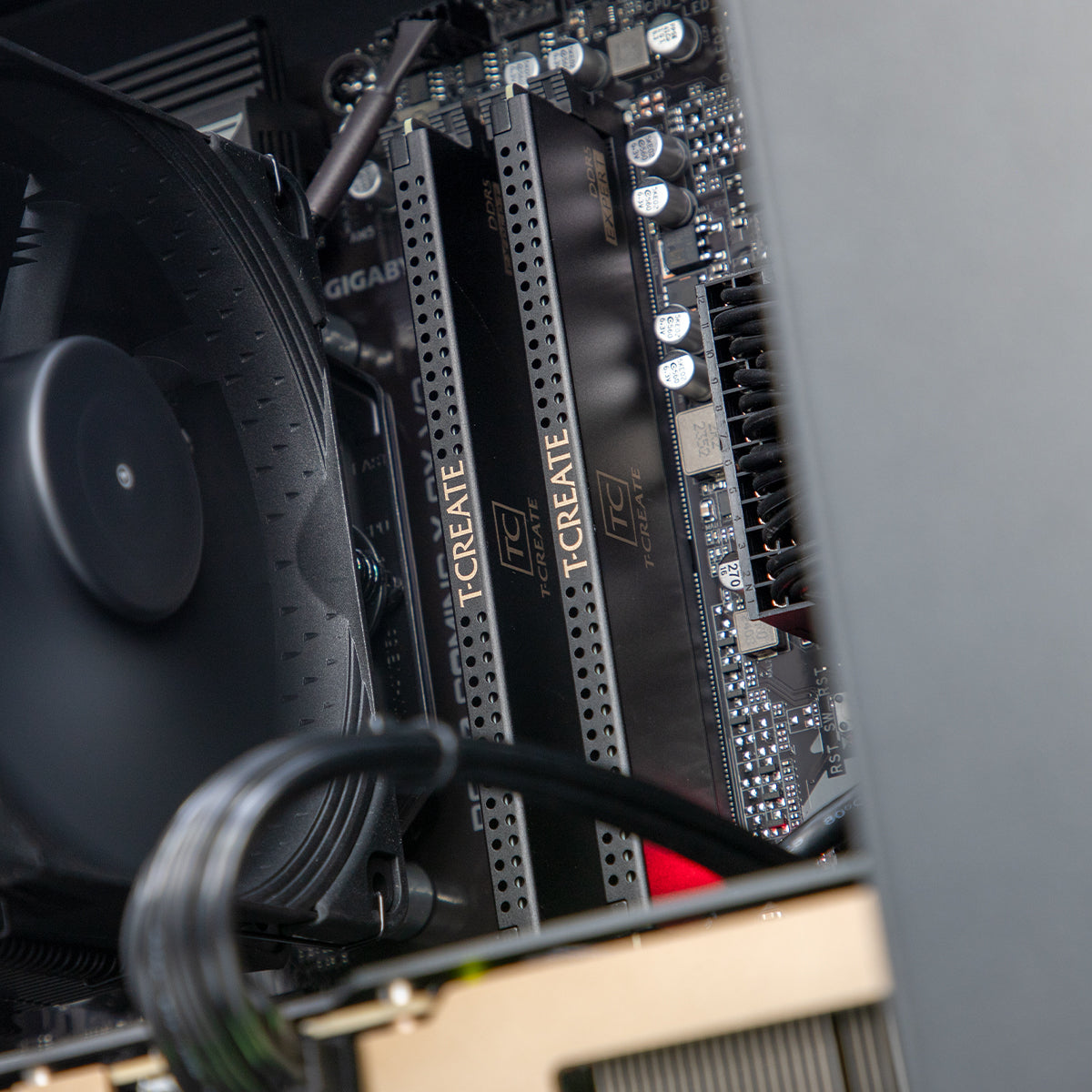 Ginkgo LUX RTX 5090 Core Ultra 9 285K Gaming PC