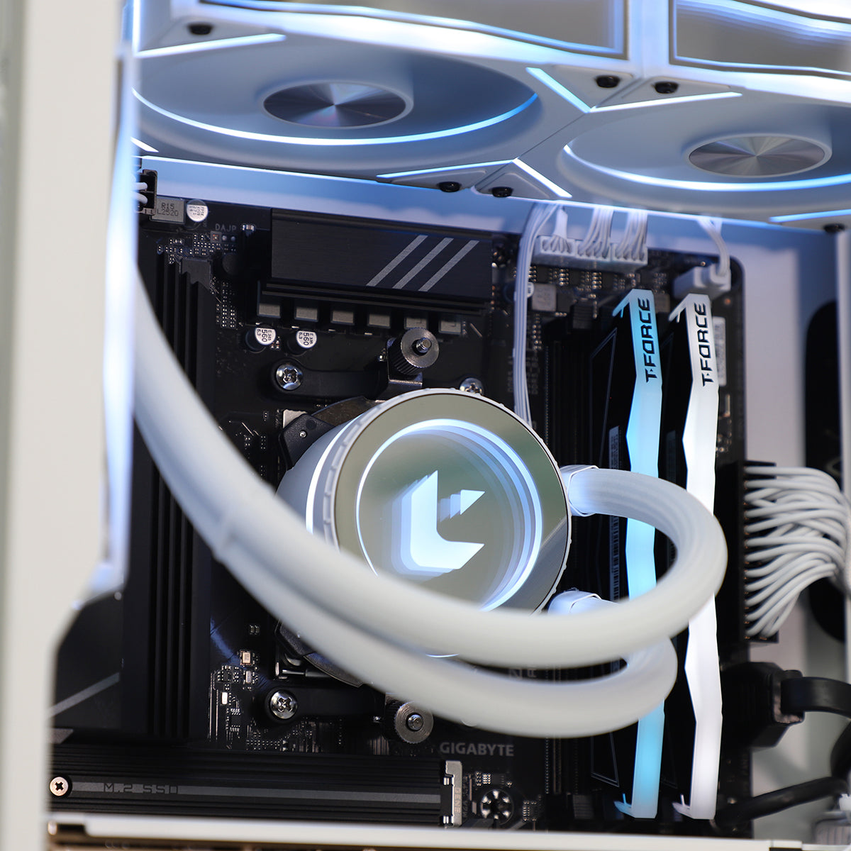 Vengeance RTX 5070 Ti Ryzen 7 9800X3D EVO aming PC