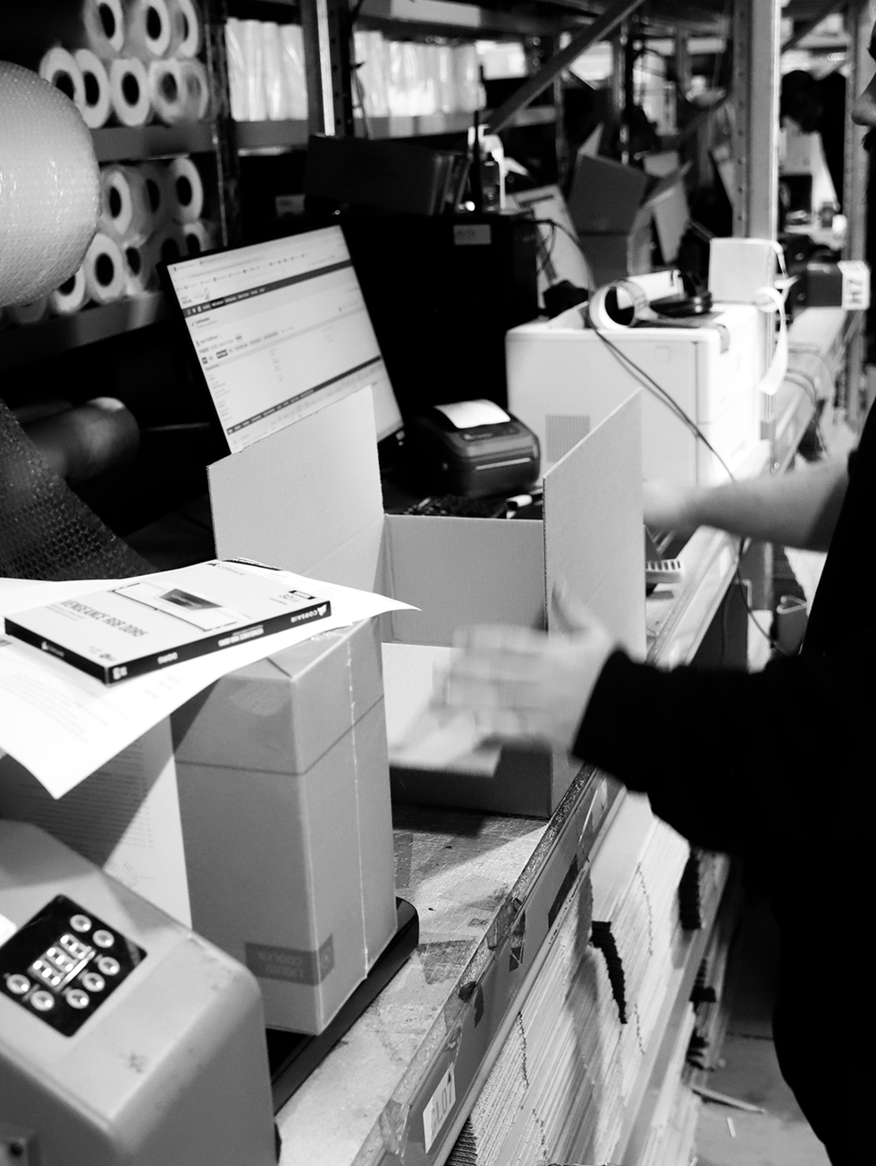 Computer Shop Scene About Us – Computer Lounge