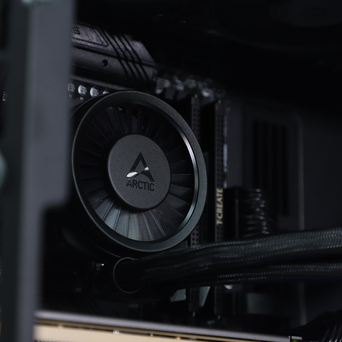 Praxis AMP RTX 5080 Ryzen 7 9800X3D Gaming PC - Dark